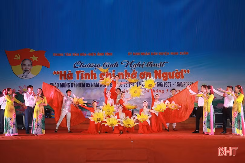 Xúc động chương trình nghệ thuật “Hà Tĩnh ghi nhớ ơn Người”