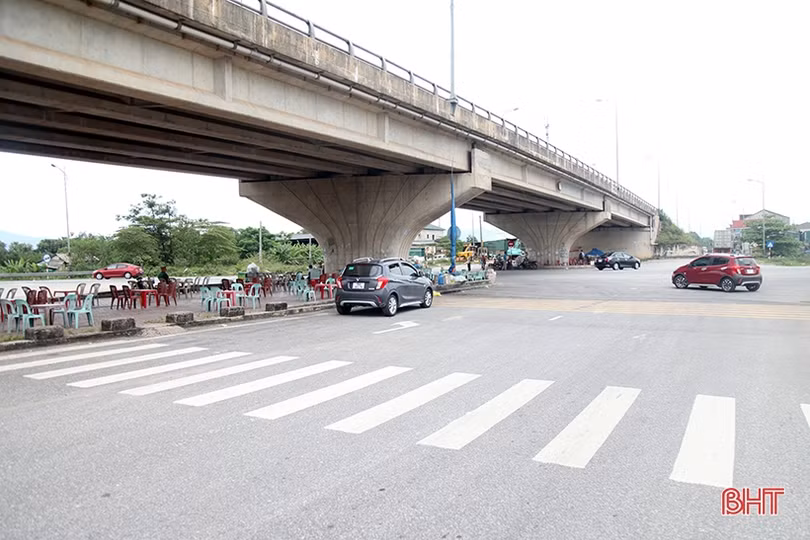 Xử lý việc chiếm dụng gầm cầu vượt tuyến tránh TP Hà Tĩnh làm nơi kinh doanh, khó hay dễ?!