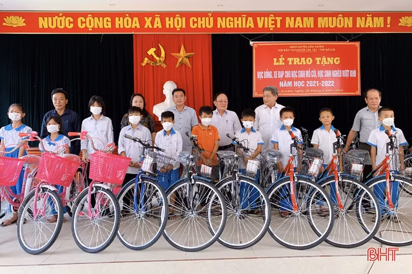 Trao học bổng, xe đạp cho học sinh Cẩm Xuyên gặp hoàn cảnh khó khăn