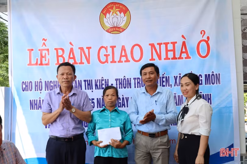 Khởi công và bàn giao nhà ở cho gia đình hoàn cảnh đặc biệt khó khăn 