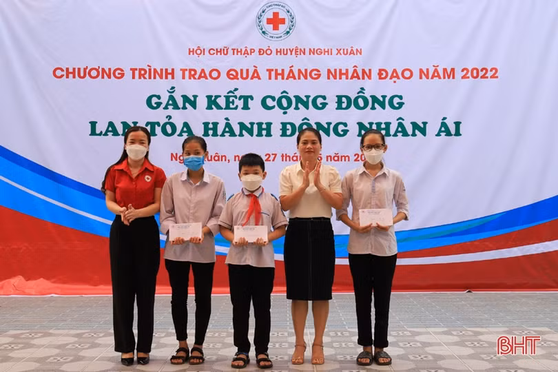 Hơn 96 triệu đồng hỗ trợ học sinh nghèo, hộ dân gặp hoàn cảnh khó khăn ở Nghi Xuân
