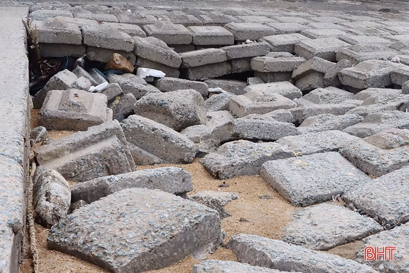 Kè biển Cẩm Nhượng lại sạt lở nghiêm trọng