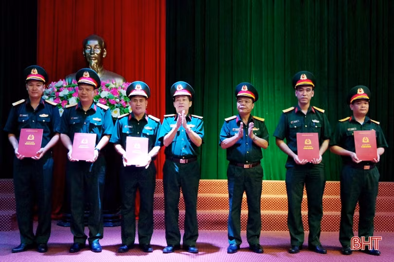 Bộ CHQS tỉnh Hà Tĩnh công bố các quyết định về cán bộ và thăng quân hàm