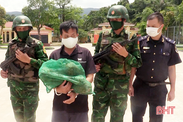 Hà Tĩnh: Bắt giữ đối tượng giấu ma túy trong quả dứa