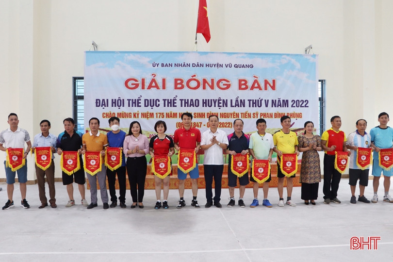 60 VĐV ở Vũ Quang tham gia Giải Bóng bàn chào mừng 65 năm Bác Hồ về thăm Hà Tĩnh 