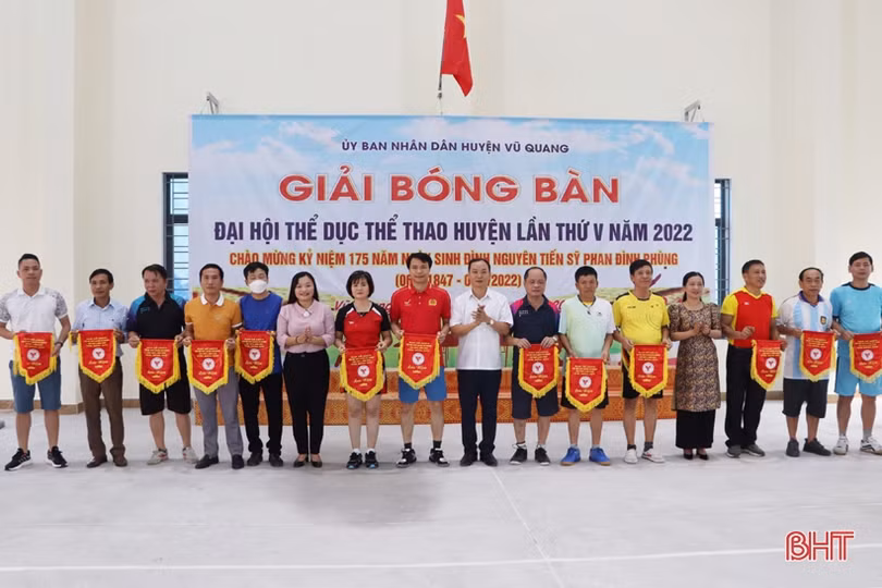 60 VĐV ở Vũ Quang tham gia Giải Bóng bàn chào mừng 65 năm Bác Hồ về thăm Hà Tĩnh 