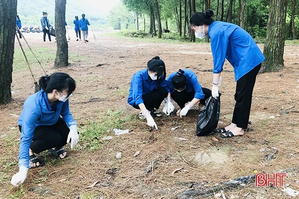 Tuổi trẻ Hà Tĩnh sôi nổi hưởng ứng “Ngày chủ nhật xanh”