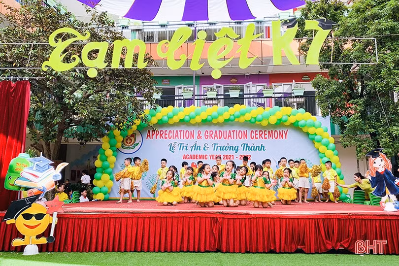 Các bé mầm non Trí Đức bịn rịn chia tay mái trường mến yêu