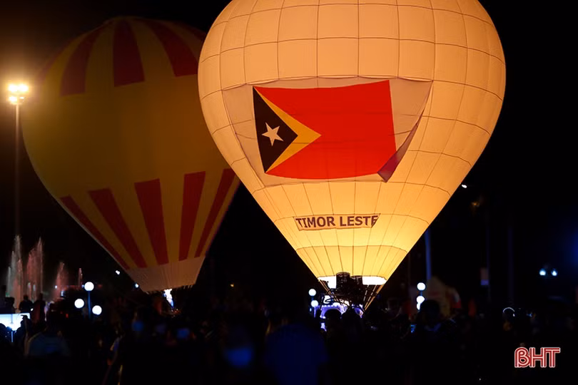 Lung linh đêm hoa đăng khinh khí cầu “Hà Tĩnh đón Sao La về nhà”