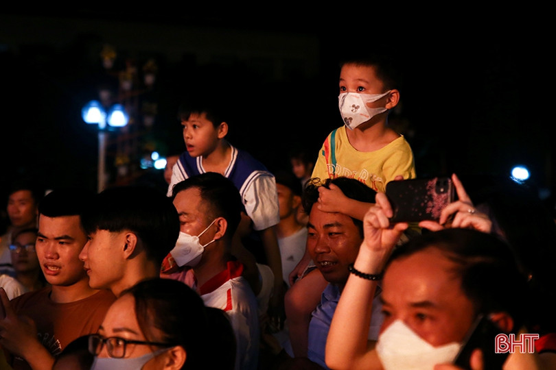 Lung linh đêm hoa đăng khinh khí cầu “Hà Tĩnh đón Sao La về nhà”