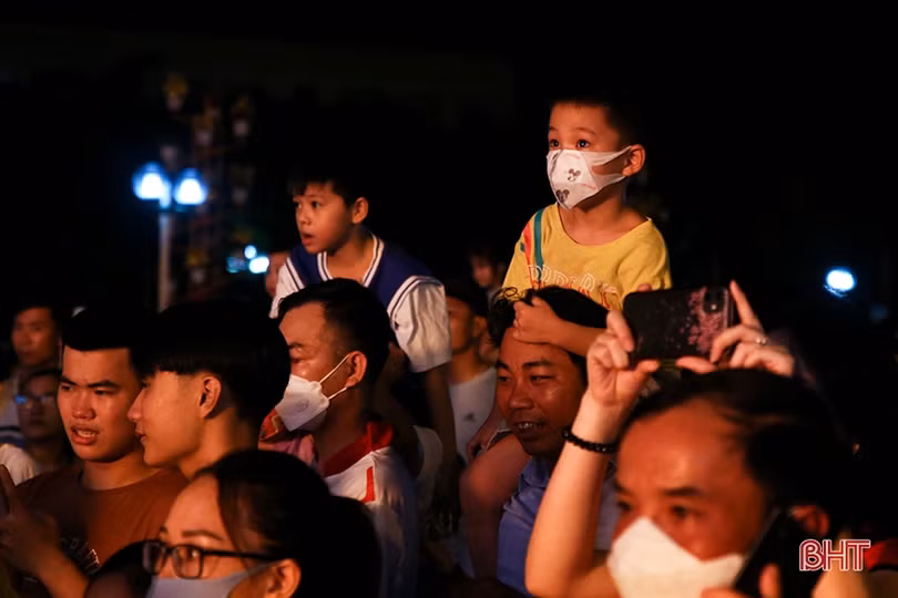 Lung linh đêm hoa đăng khinh khí cầu “Hà Tĩnh đón Sao La về nhà”