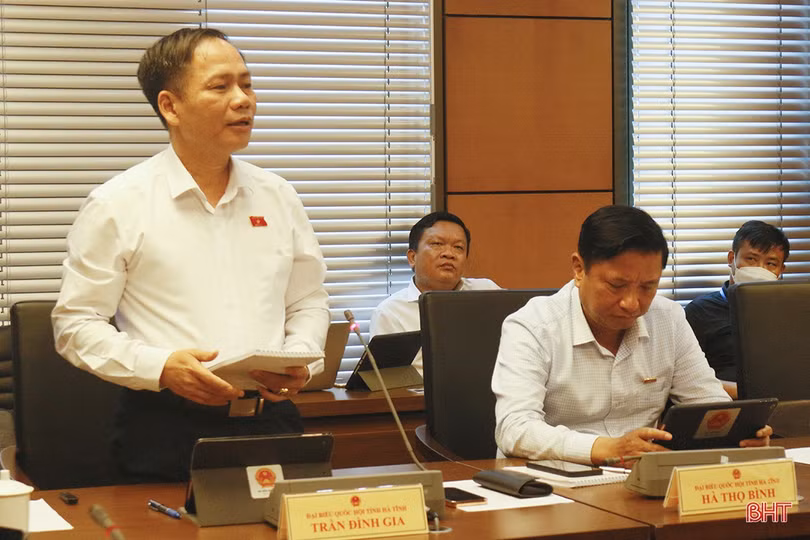 Đoàn ĐBQH Hà Tĩnh tham gia thảo luận tổ về dự thảo nghị quyết và dự án đường Hồ Chí Minh