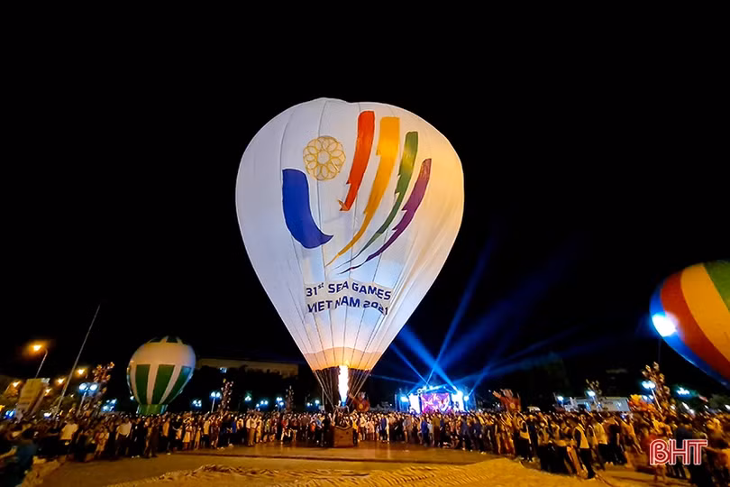Lung linh đêm hoa đăng khinh khí cầu “Hà Tĩnh đón Sao La về nhà”