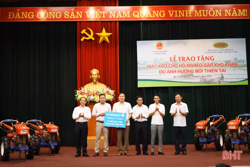 Trao tặng 55 máy kéo cho hộ nghèo ở Hà Tĩnh gặp khó khăn do ảnh hưởng bởi thiên tai