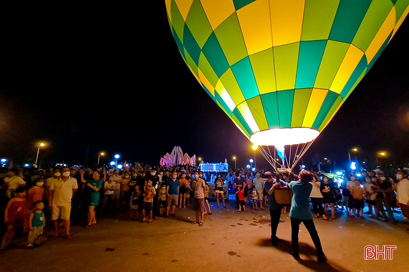 Lung linh đêm hoa đăng khinh khí cầu “Hà Tĩnh đón Sao La về nhà”