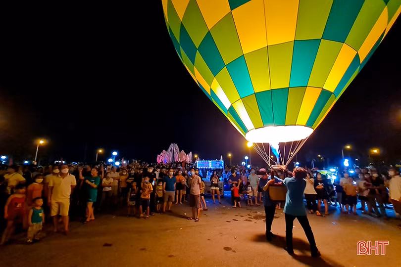 Lung linh đêm hoa đăng khinh khí cầu “Hà Tĩnh đón Sao La về nhà”