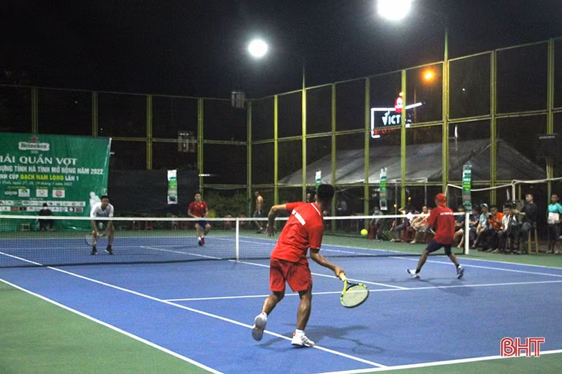Cặp VĐV đến từ TP Hồ Chí Minh giành cúp Giải Quần vợt ngành Xây dựng Hà Tĩnh mở rộng