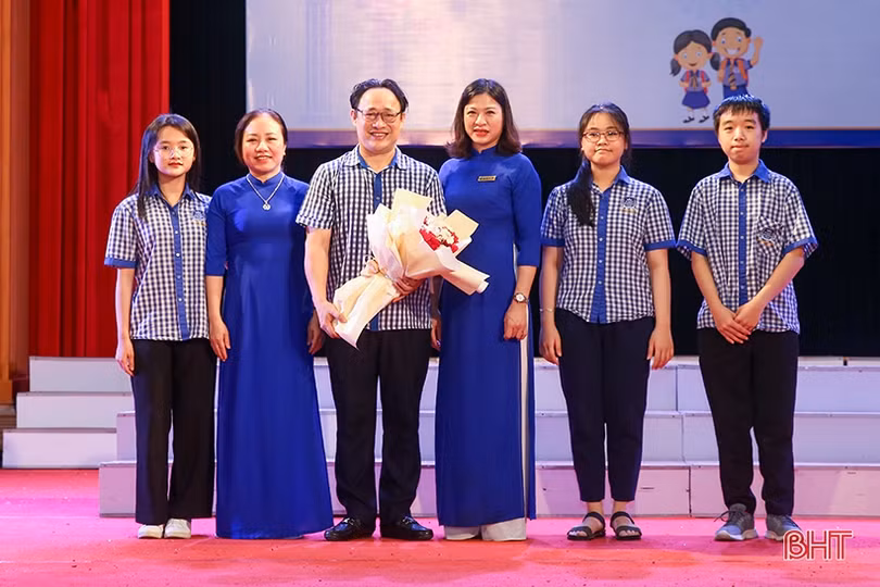 Trường Albert Einstein Hà Tĩnh vinh danh học sinh xuất sắc