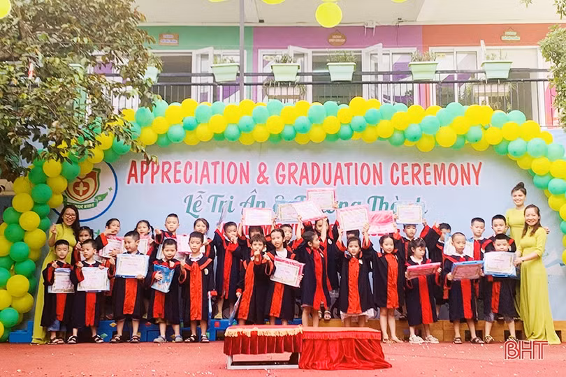 Các bé mầm non Trí Đức bịn rịn chia tay mái trường mến yêu