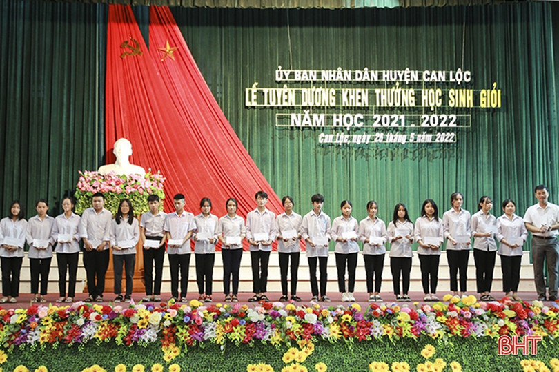 Can Lộc khen thưởng học sinh giỏi các cấp, năm học 2021- 2022 ảnh 6 Can Lộc khen thưởng học sinh giỏi các cấp, năm học 2021- 2022