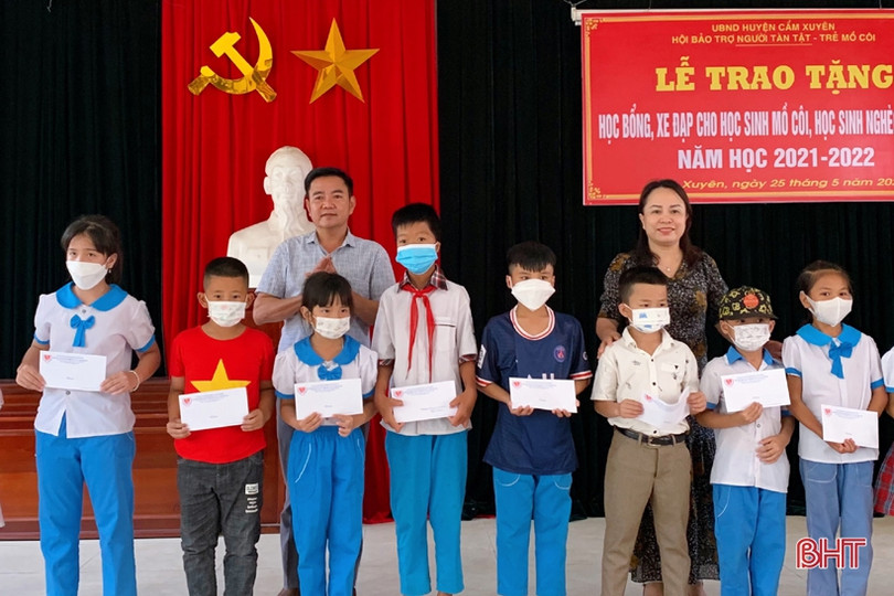 Trao học bổng, xe đạp cho học sinh Cẩm Xuyên gặp hoàn cảnh khó khăn