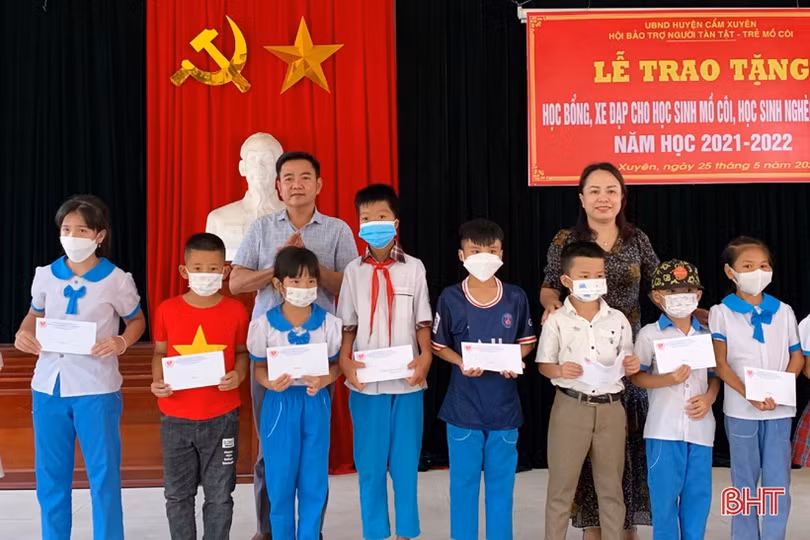 Trao học bổng, xe đạp cho học sinh Cẩm Xuyên gặp hoàn cảnh khó khăn