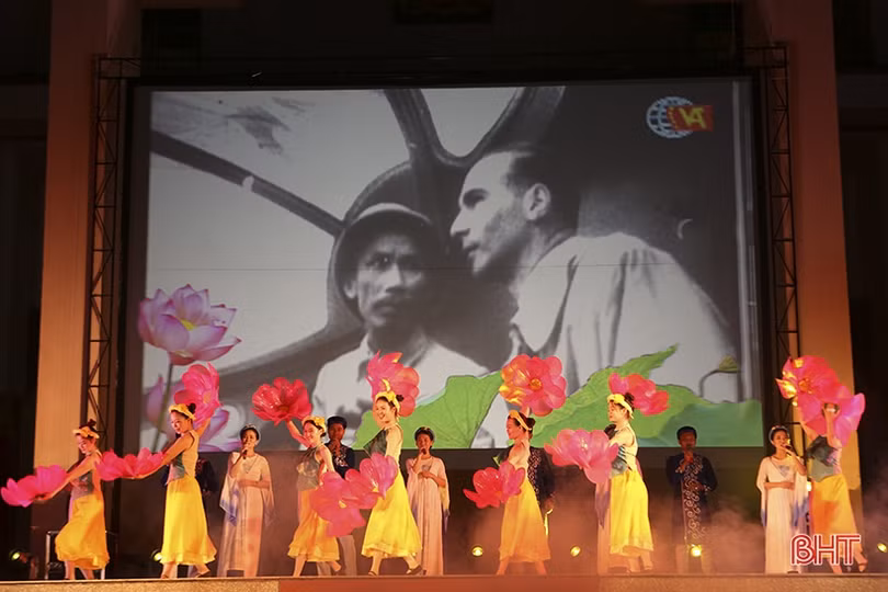 Xúc động chương trình nghệ thuật “Hà Tĩnh ghi nhớ ơn Người”