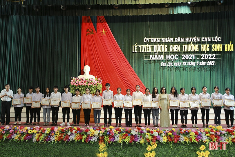 Can Lộc khen thưởng học sinh giỏi các cấp, năm học 2021- 2022 ảnh 5 Can Lộc khen thưởng học sinh giỏi các cấp, năm học 2021- 2022