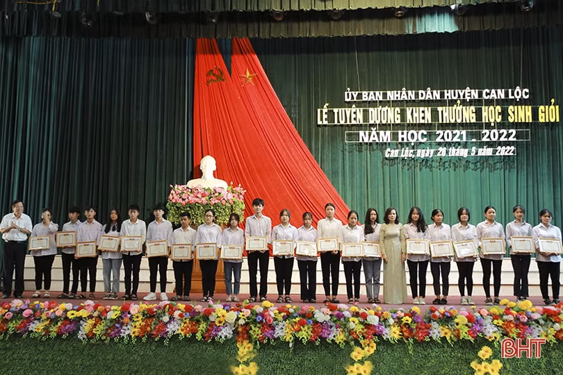 Can Lộc khen thưởng học sinh giỏi các cấp, năm học 2021- 2022