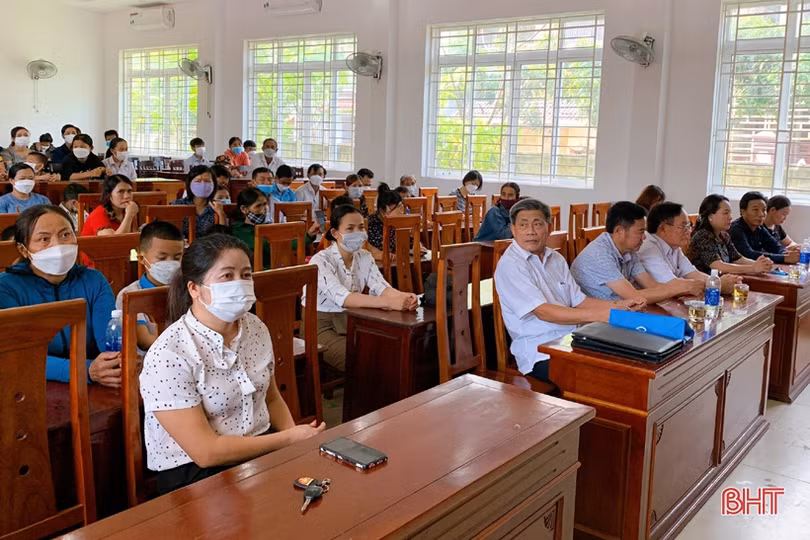 Trao học bổng, xe đạp cho học sinh Cẩm Xuyên gặp hoàn cảnh khó khăn