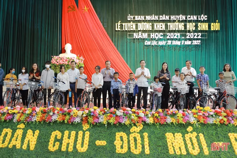 Can Lộc khen thưởng học sinh giỏi các cấp, năm học 2021- 2022