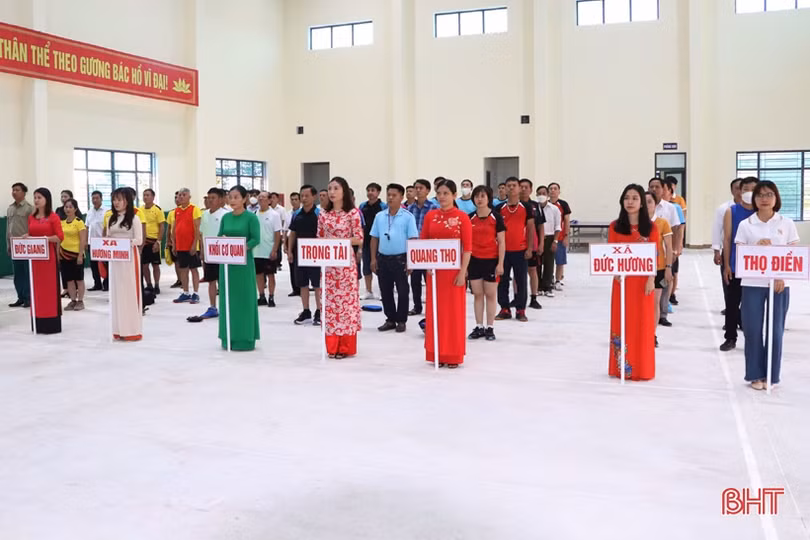 60 VĐV ở Vũ Quang tham gia Giải Bóng bàn chào mừng 65 năm Bác Hồ về thăm Hà Tĩnh 