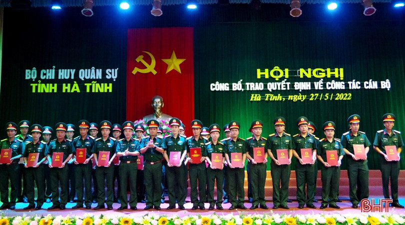 Bộ CHQS tỉnh Hà Tĩnh công bố các quyết định về cán bộ và thăng quân hàm