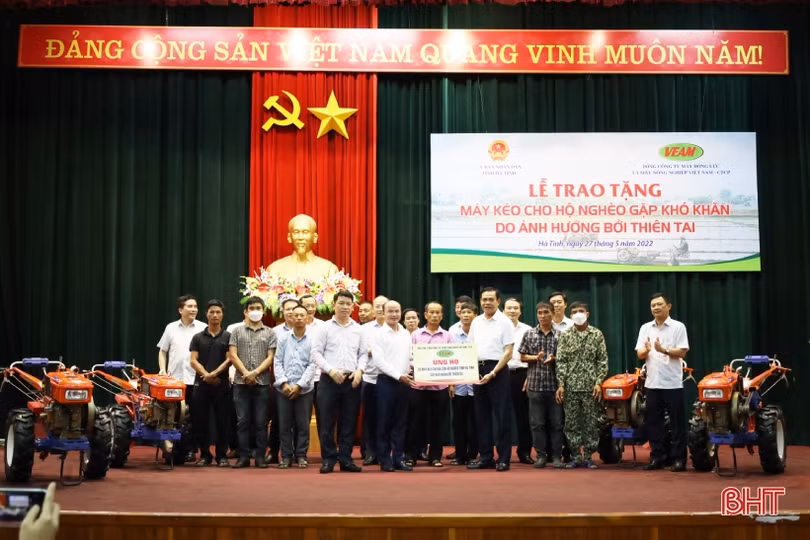 Trao tặng 55 máy kéo cho hộ nghèo ở Hà Tĩnh gặp khó khăn do ảnh hưởng bởi thiên tai