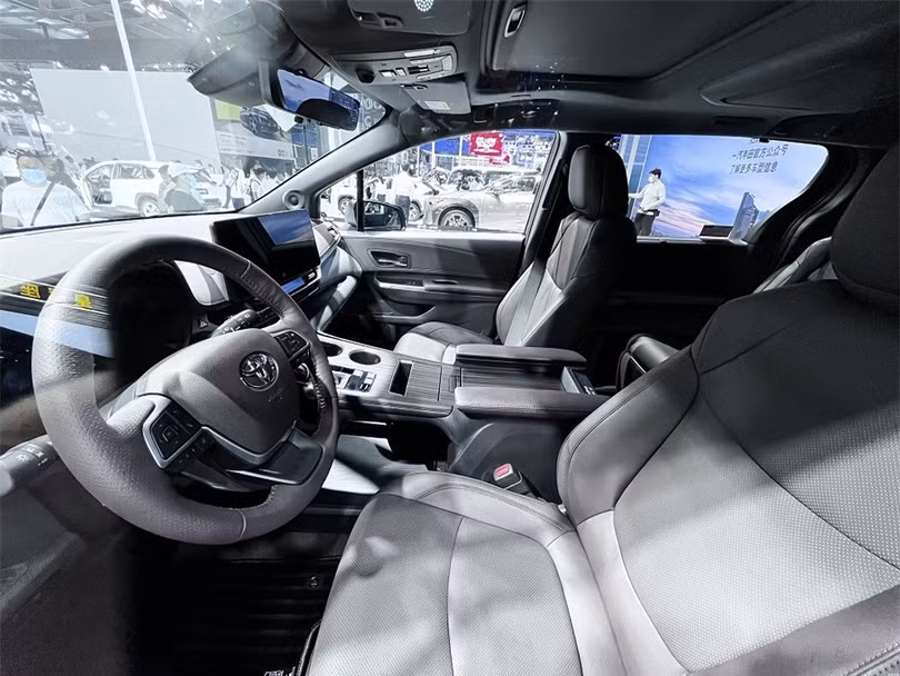 Toyota Granvia 2022 trình làng, cạnh tranh cùng Kia Carnival