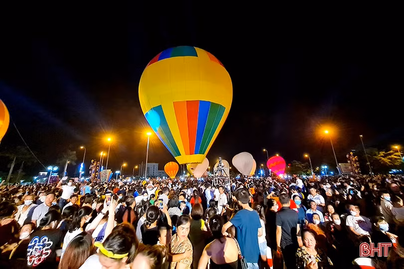 Lung linh đêm hoa đăng khinh khí cầu “Hà Tĩnh đón Sao La về nhà”