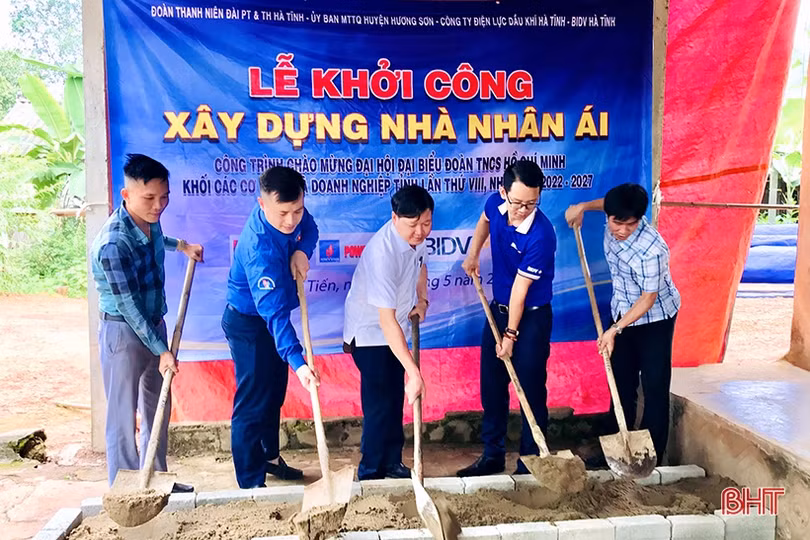 Khởi công và bàn giao nhà ở cho gia đình hoàn cảnh đặc biệt khó khăn 