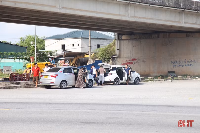 Xử lý việc chiếm dụng gầm cầu vượt tuyến tránh TP Hà Tĩnh làm nơi kinh doanh, khó hay dễ?!