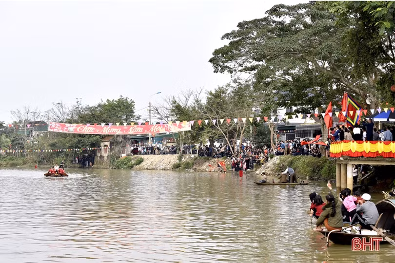 Tưng bừng lễ hội đua thuyền trên sông Minh