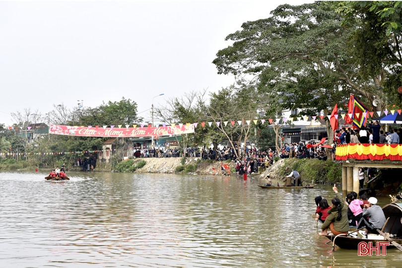 Tưng bừng lễ hội đua thuyền trên sông Minh