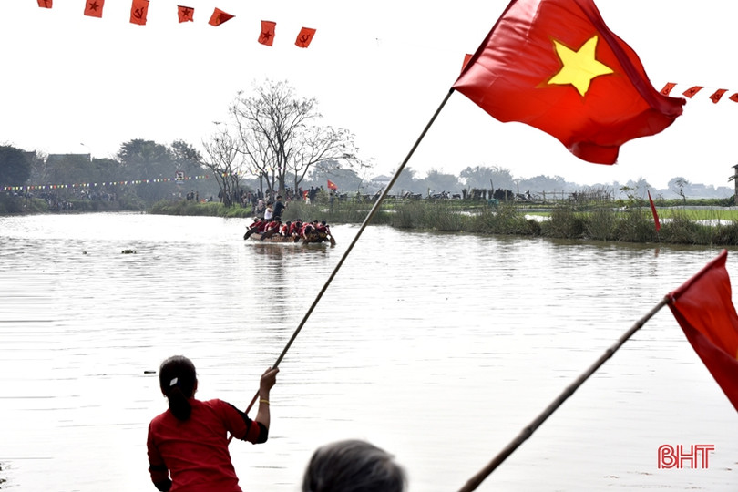 Tưng bừng lễ hội đua thuyền trên sông Minh