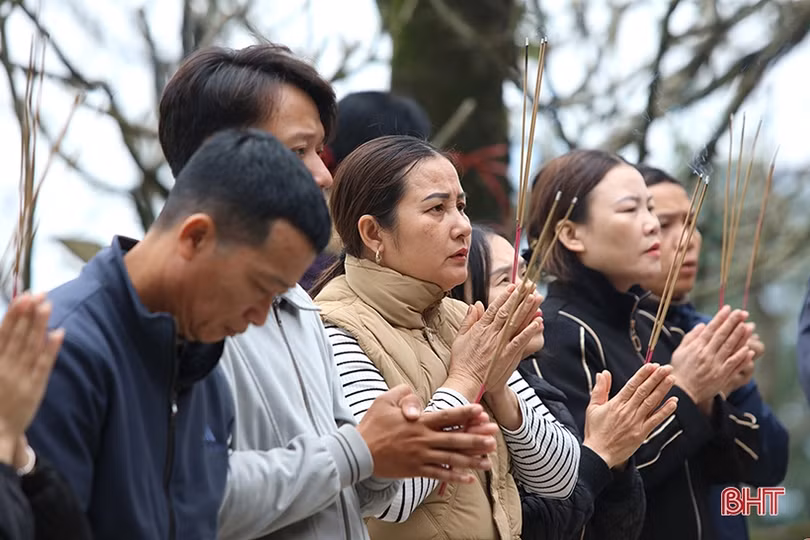 Thành tâm lễ chùa du xuân đầu năm