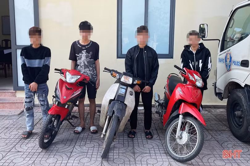 Triệu tập 4 thanh niên ở Cẩm Xuyên không bằng lái, kẹp ba, chạy tốc độ cao