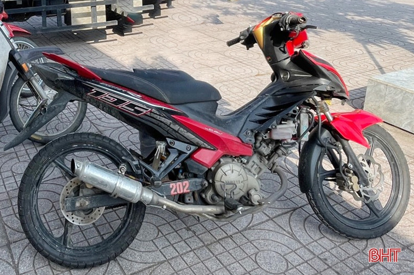 Triệu tập 4 thanh niên ở Cẩm Xuyên không bằng lái, kẹp ba, chạy tốc độ cao