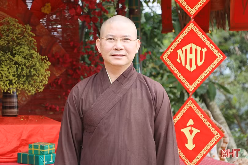 Thành tâm lễ chùa du xuân đầu năm