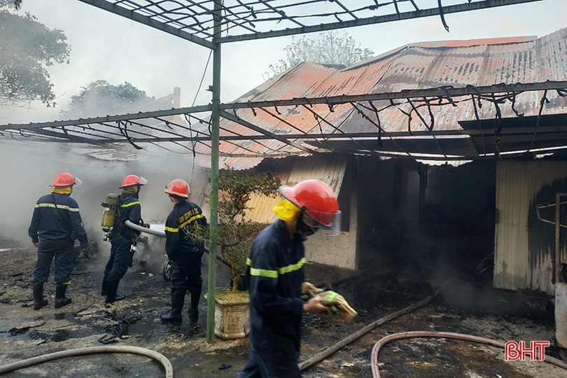 “Bà hỏa” thiêu rụi quán ăn cạnh hồ Kẻ Gỗ