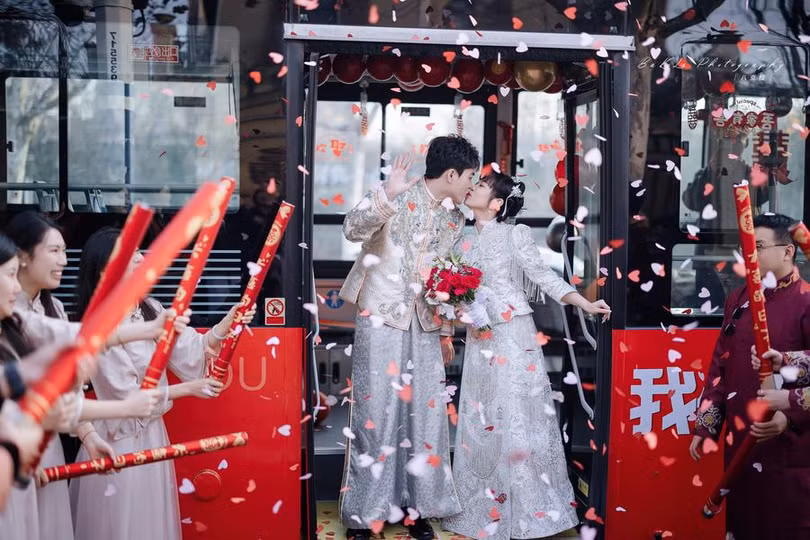 Giới trẻ Trung Quốc ưa chuộng đám cưới trên xe buýt