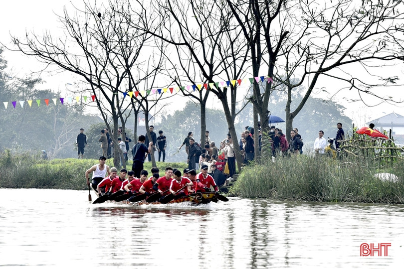 Tưng bừng lễ hội đua thuyền trên sông Minh