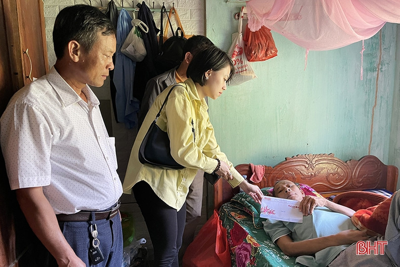 Công ty Hoàng Long trao hơn 30 triệu đồng quà tết ở Cẩm Xuyên