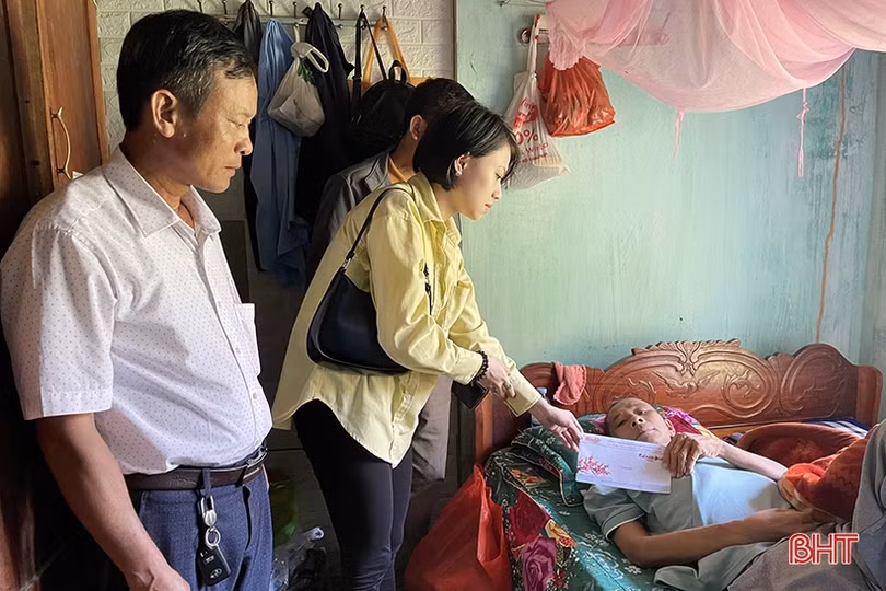 Công ty Hoàng Long trao hơn 30 triệu đồng quà tết ở Cẩm Xuyên